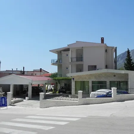 With A Parking Space Gradac 15282