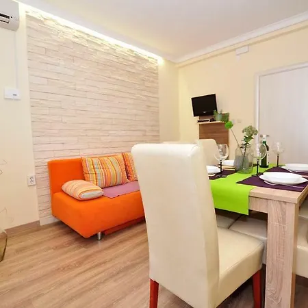 Gasthof With A Parking Space Gradac 15282 Gradac (Split-Dalmatia)